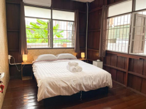 Home in Tambon Hai Ya, 4 minutes walk to Old City by NNTH Home cnx